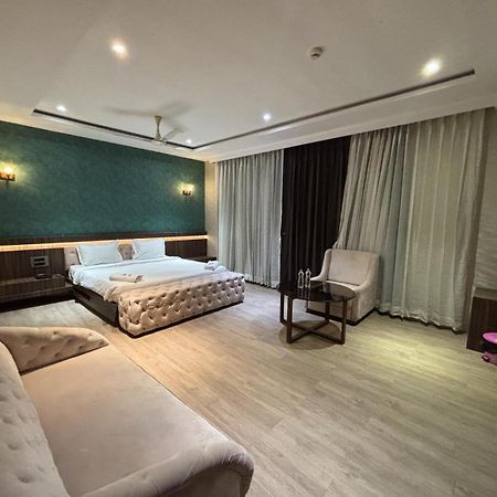 Hotel Elegant Inn Surate Exterior foto