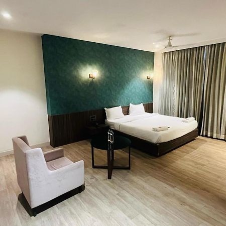 Hotel Elegant Inn Surate Exterior foto
