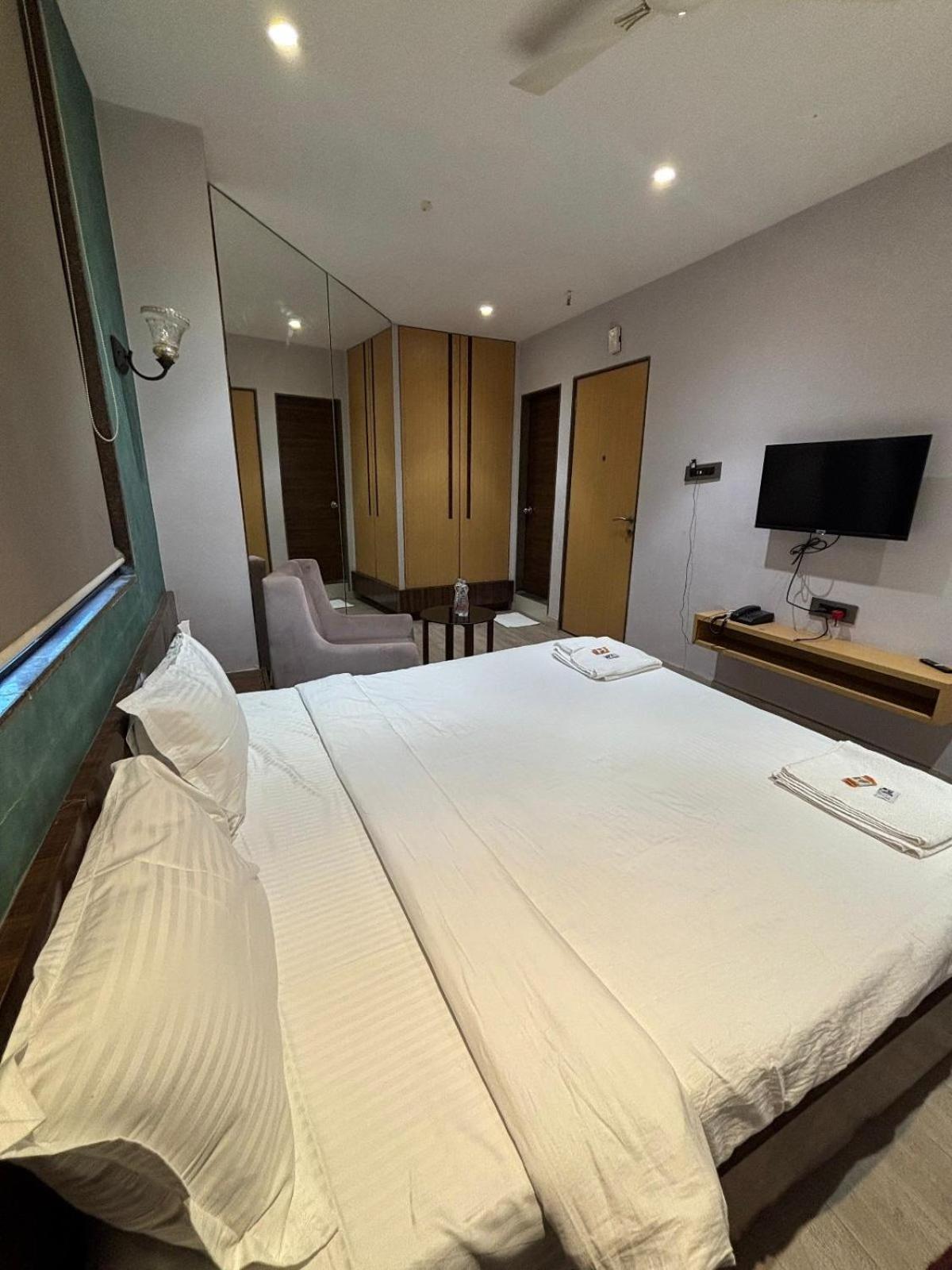 Hotel Elegant Inn Surate Exterior foto