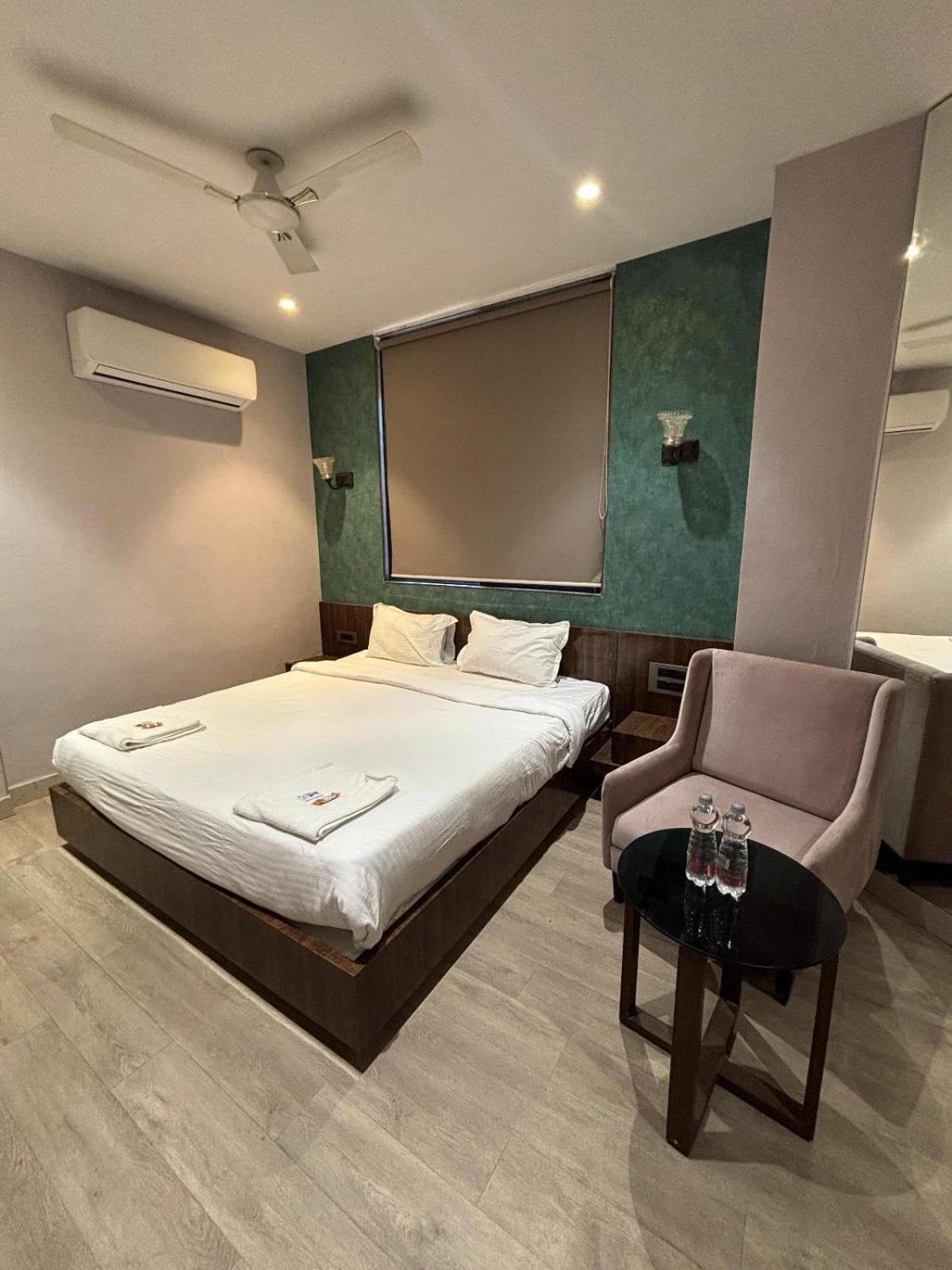 Hotel Elegant Inn Surate Exterior foto