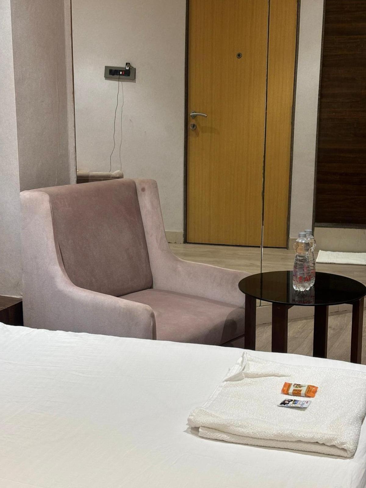 Hotel Elegant Inn Surate Exterior foto