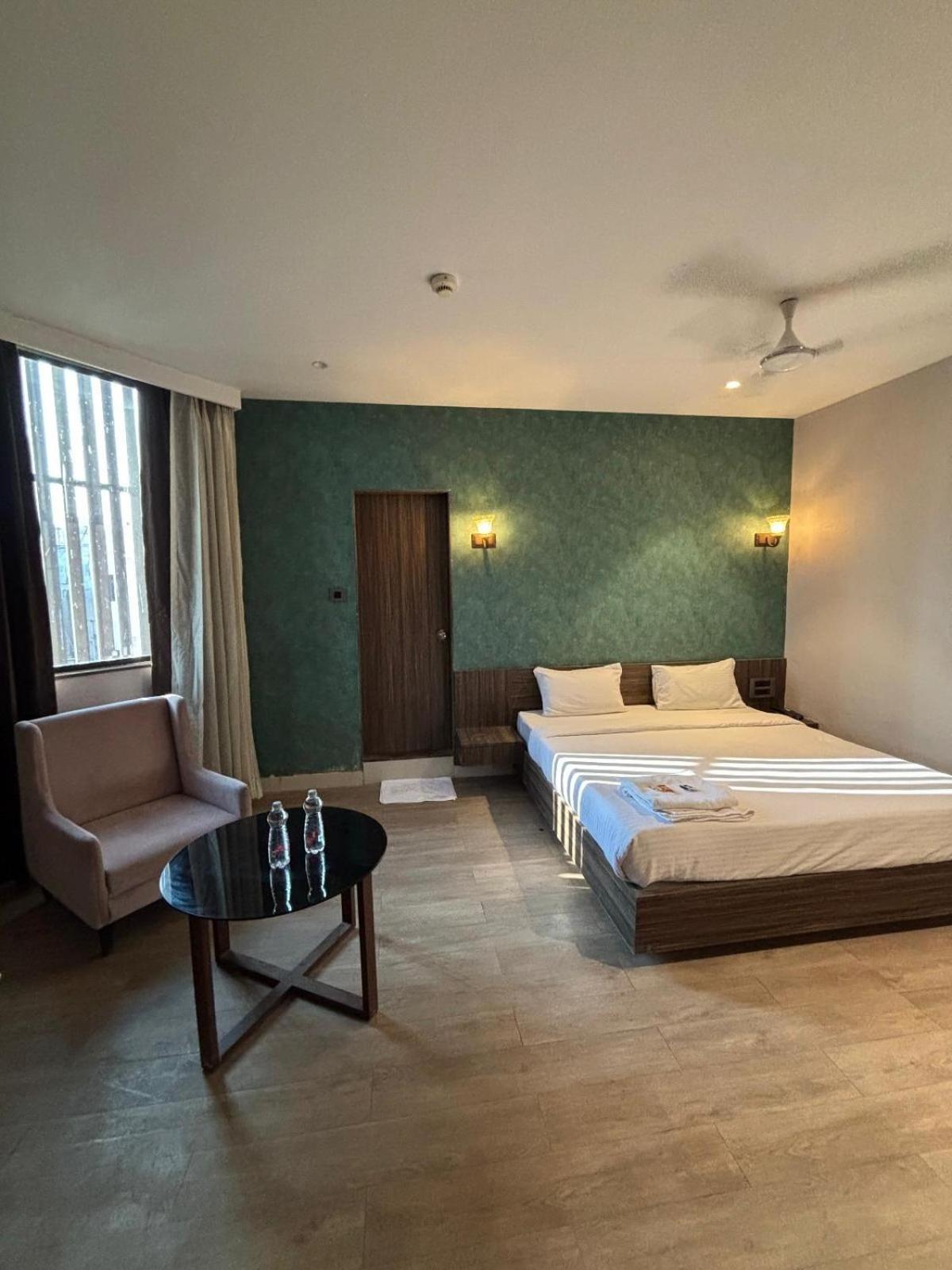 Hotel Elegant Inn Surate Exterior foto