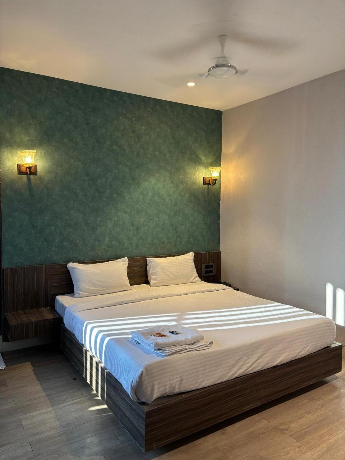 Hotel Elegant Inn Surate Exterior foto