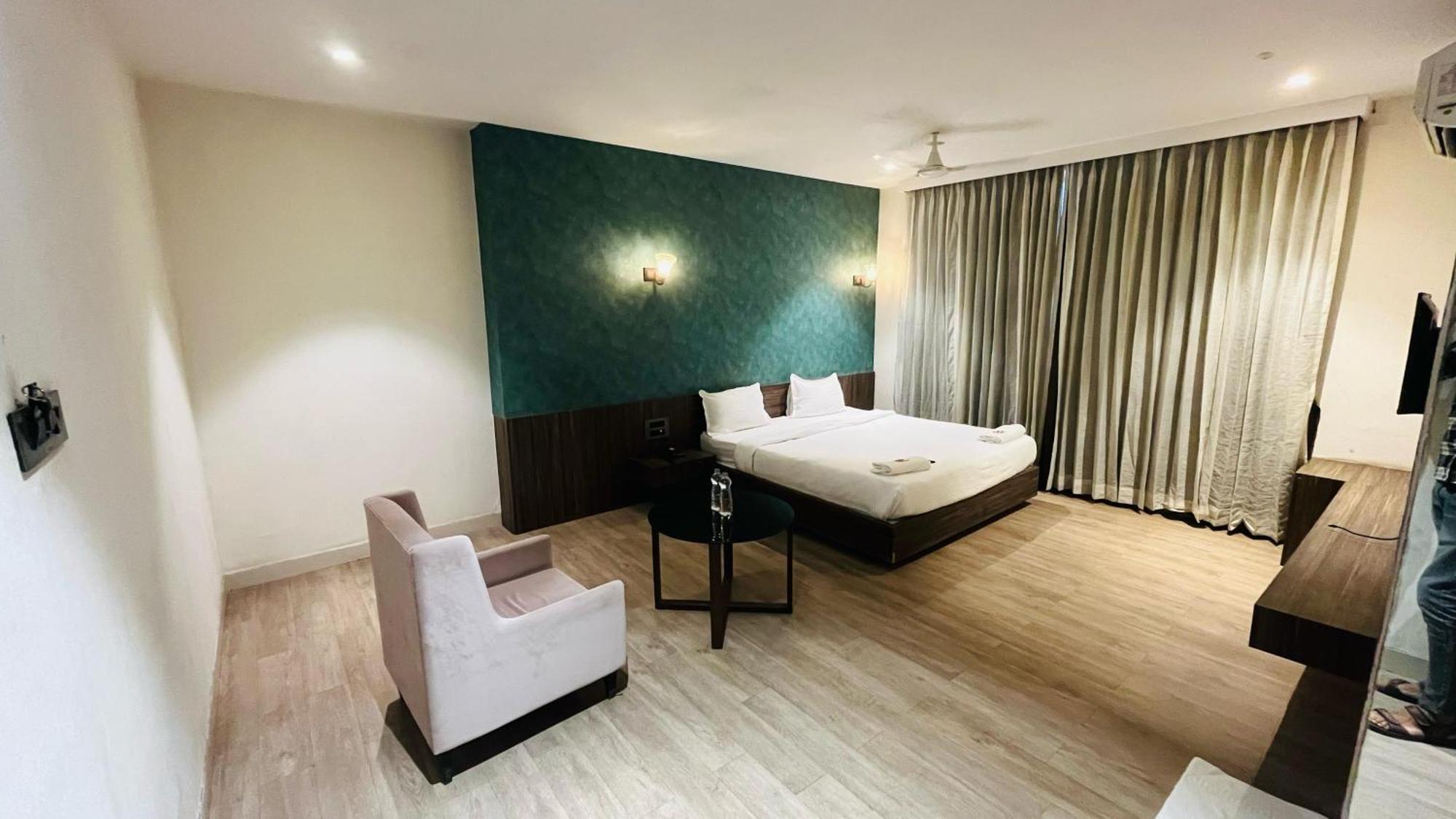 Hotel Elegant Inn Surate Exterior foto
