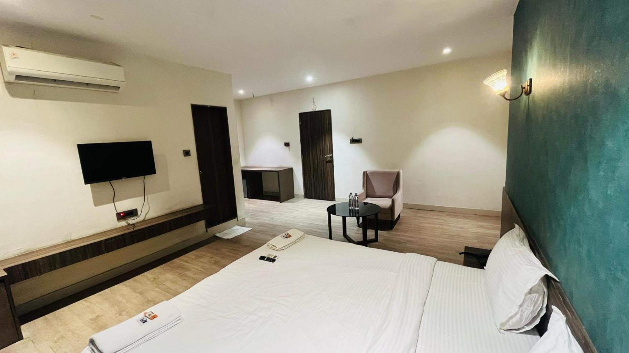 Hotel Elegant Inn Surate Exterior foto
